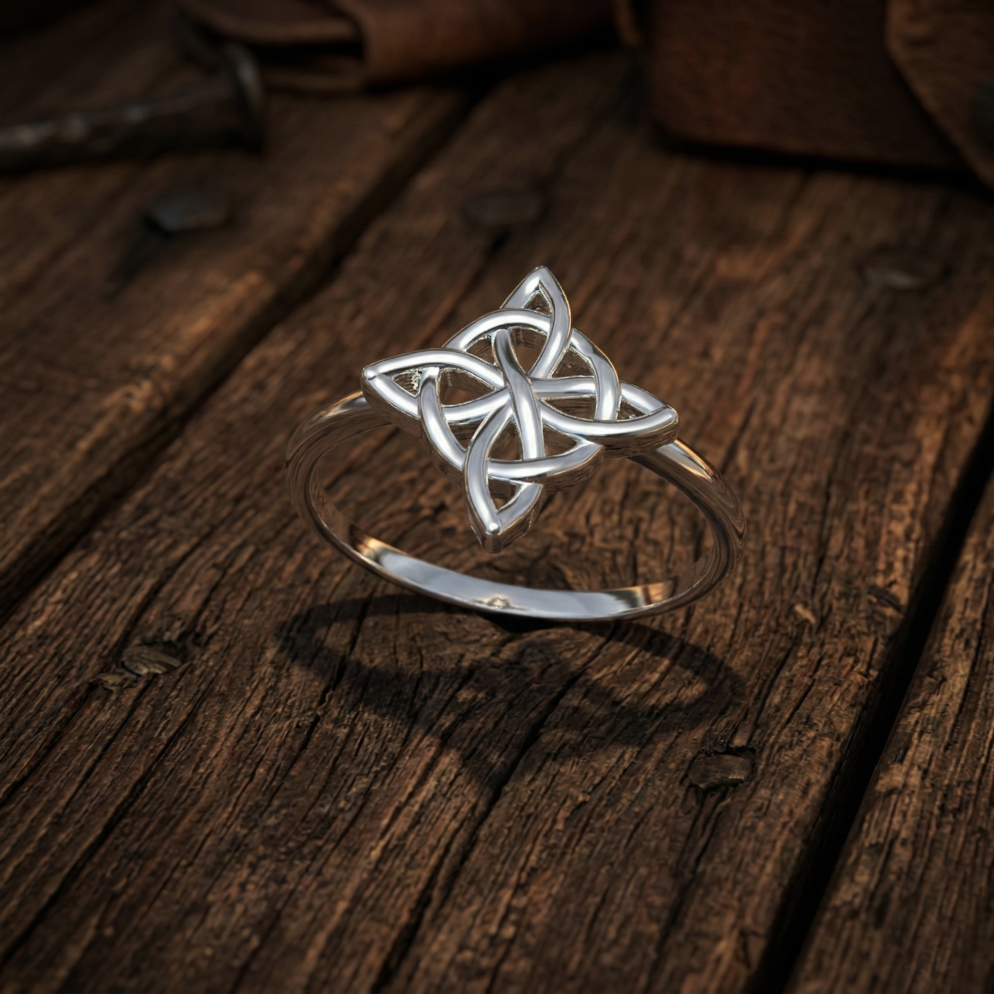 Detalle del nudo artesanal en anillo de Plata 950 enchapado Oro 18k — Luya Joyería Perú