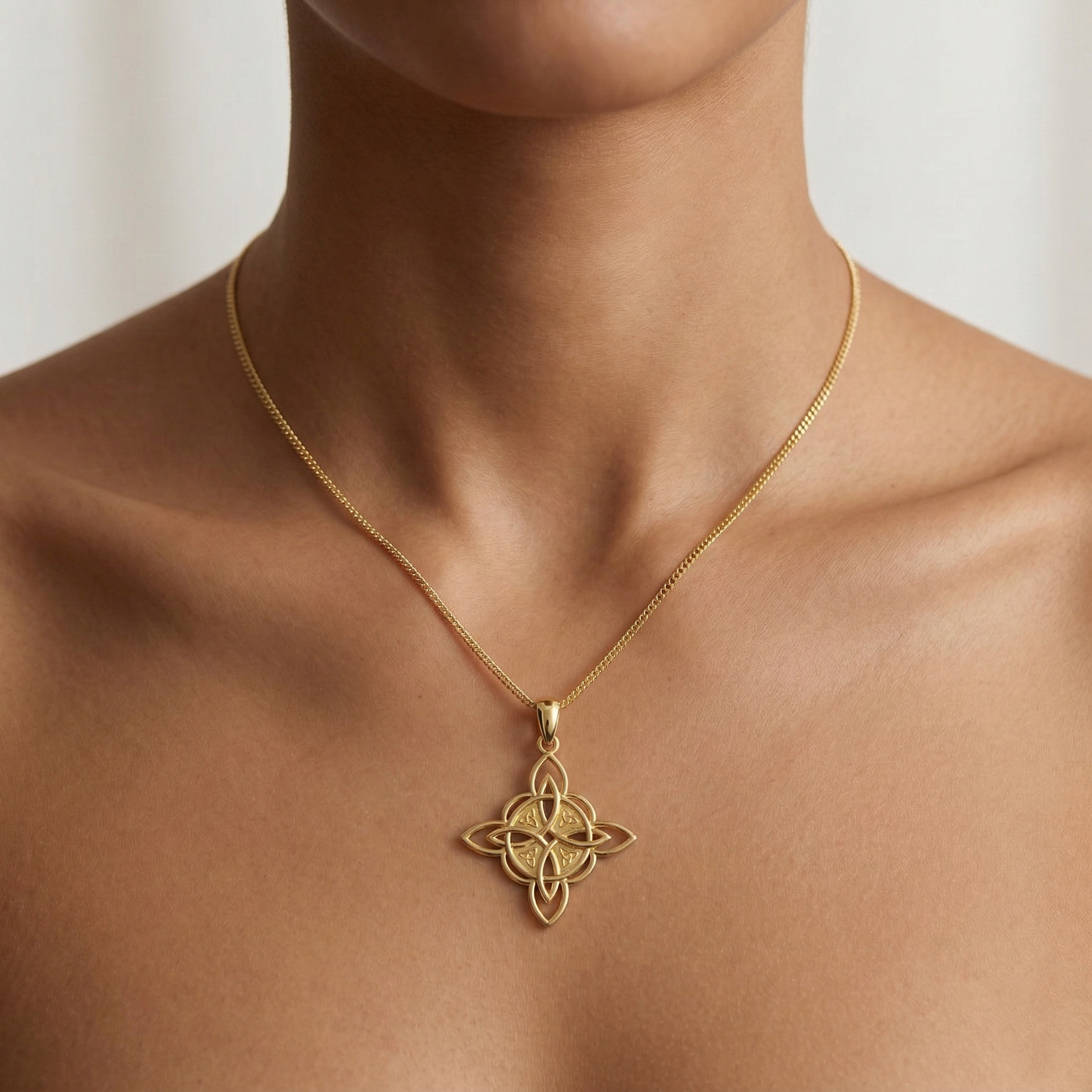 Collar nudo de bruja con enchape Oro 18k puesto en modelo mujer — Luya Joyería Perú