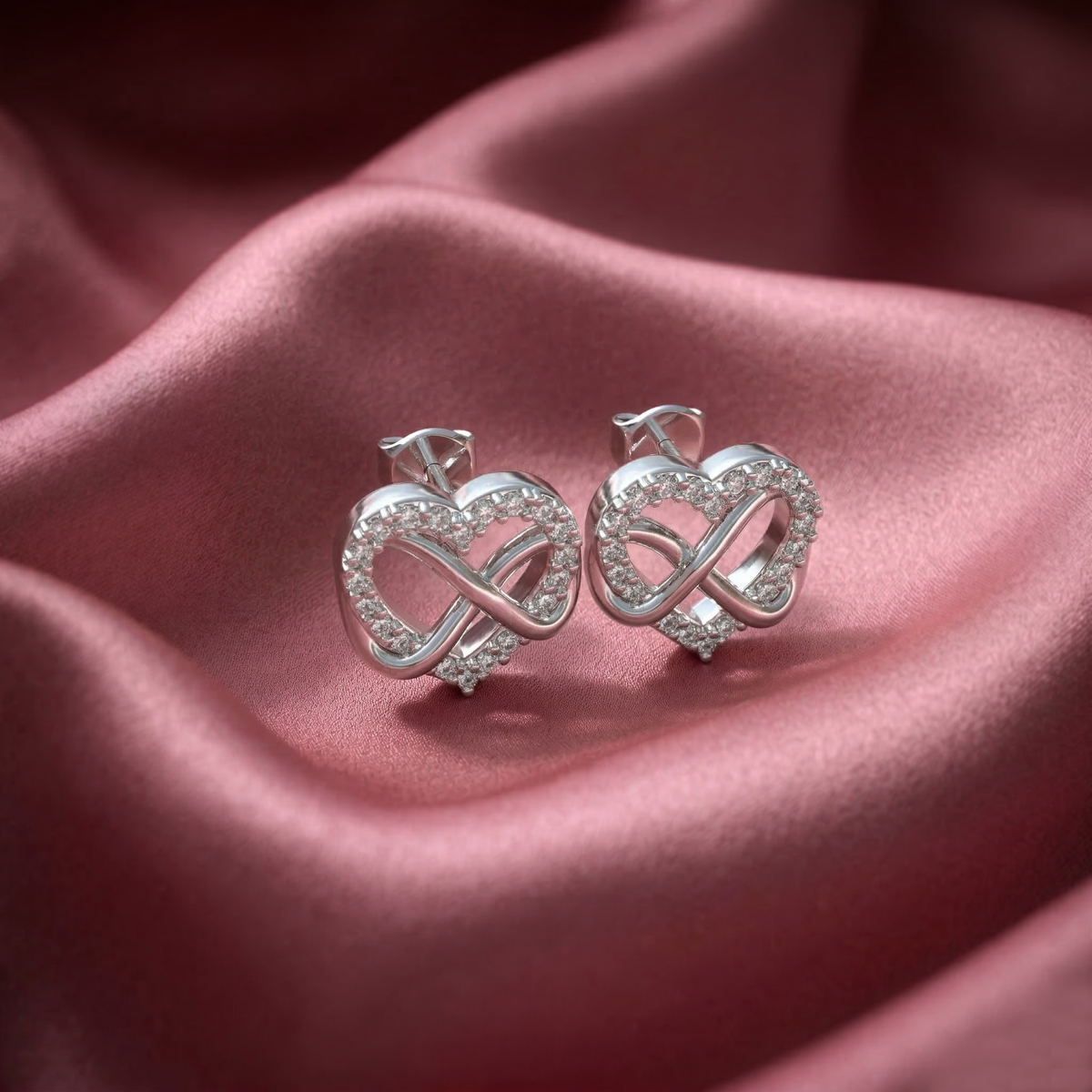 Aretes de Plata 950 puestos en modelo — joyería artesanal hecha a mano en Trujillo, Perú — Luya Joyería