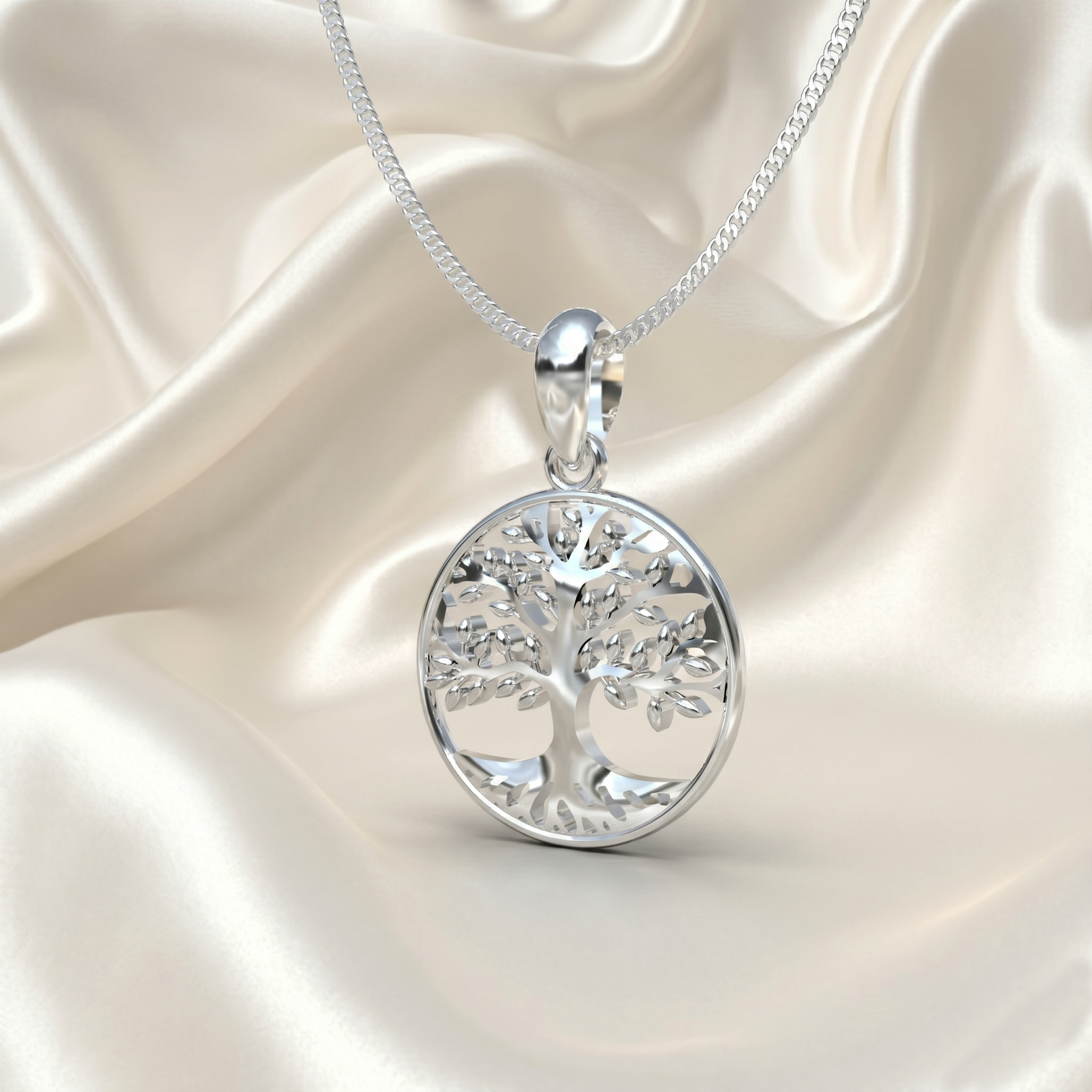 Collar Árbol de la Vida Plata 950 con baño en Oro 18k sobre cuello de mujer — Luya Joyería Perú