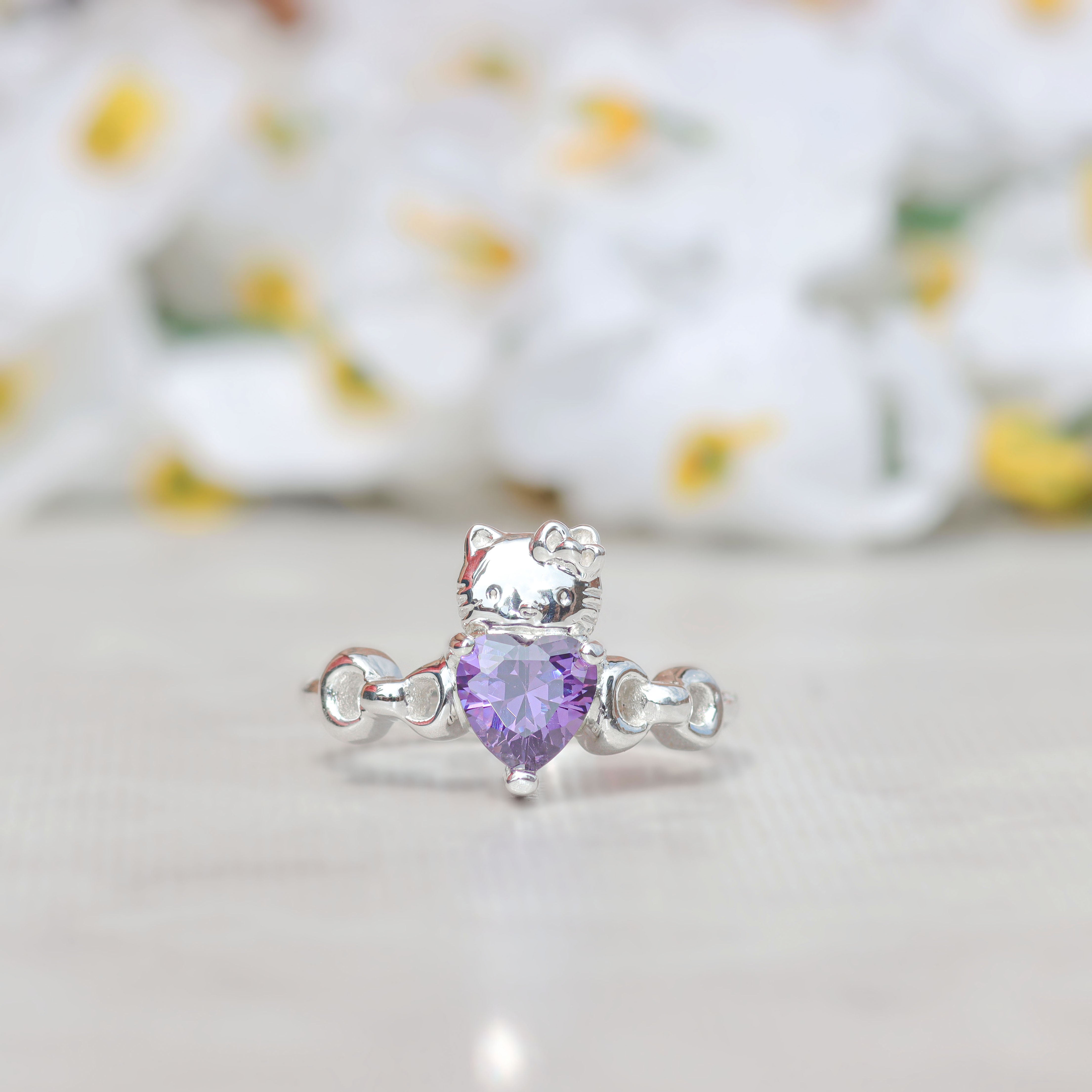 Hello Kitty ring with heart cut