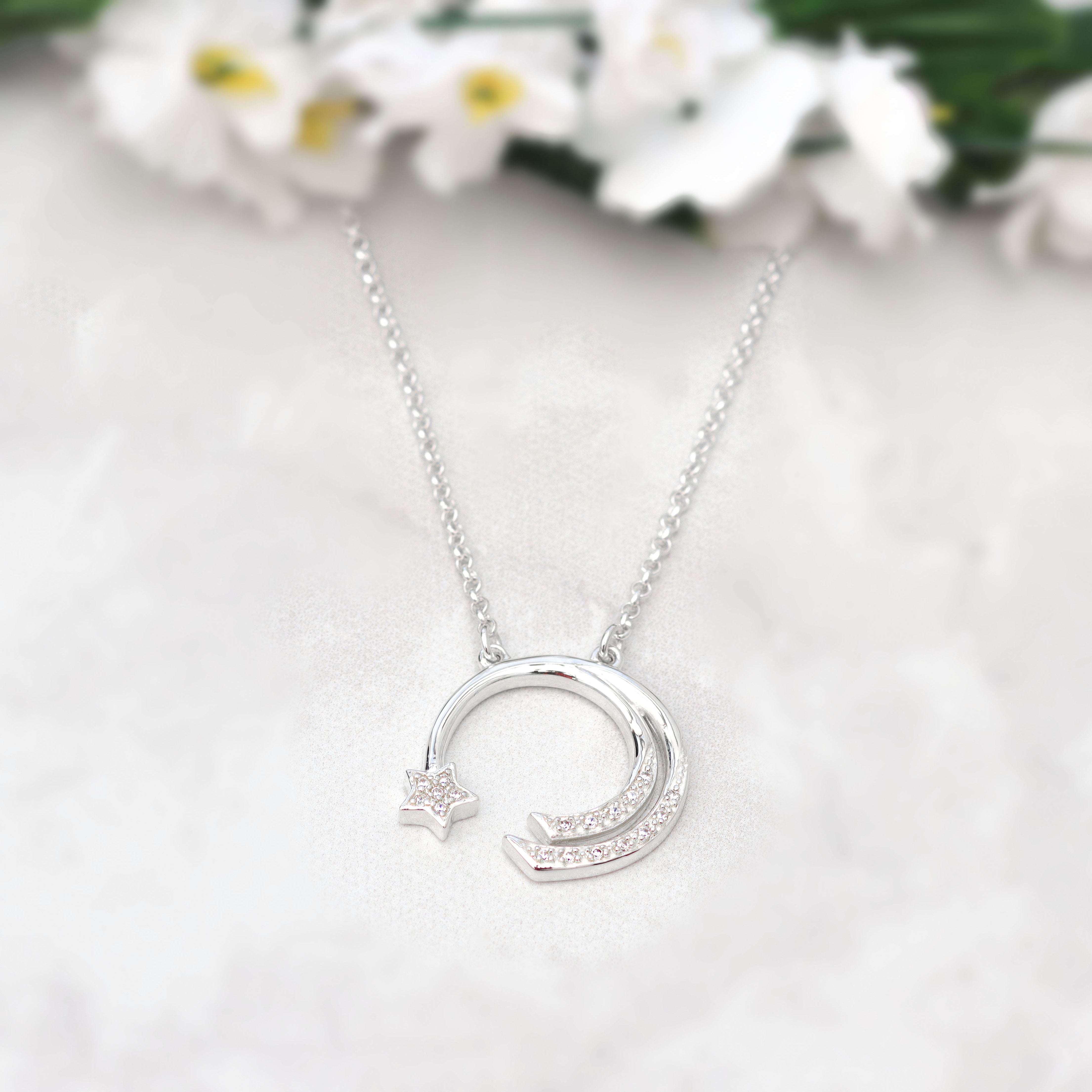 Shooting star necklace with circular cut