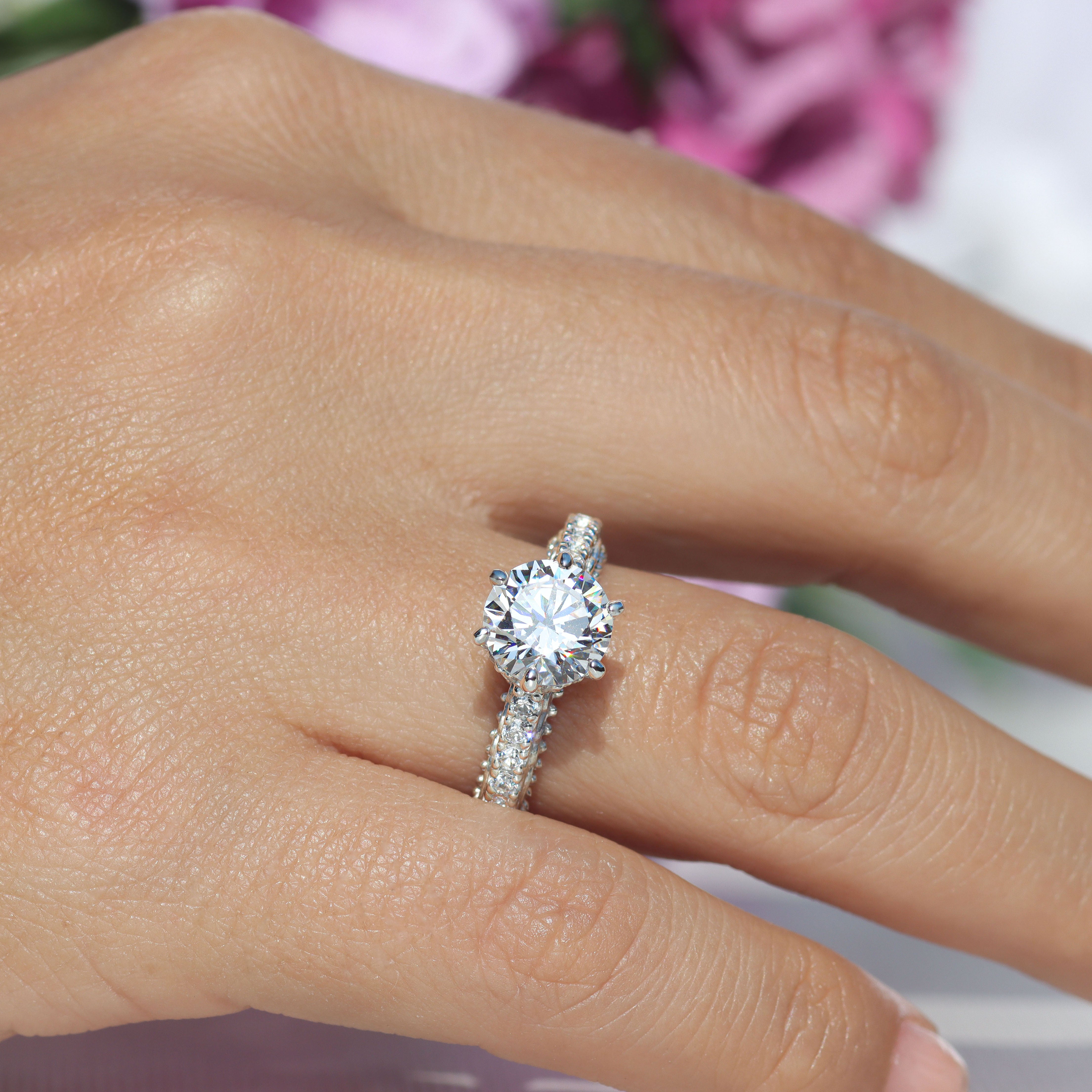 Queen ring with circular cut