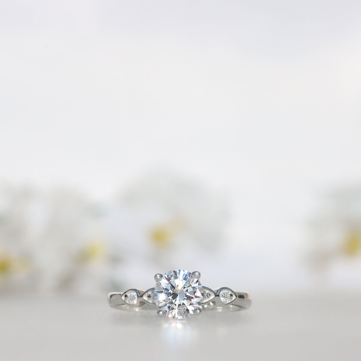 Anillo de gotas con piedra redonda en plata 950