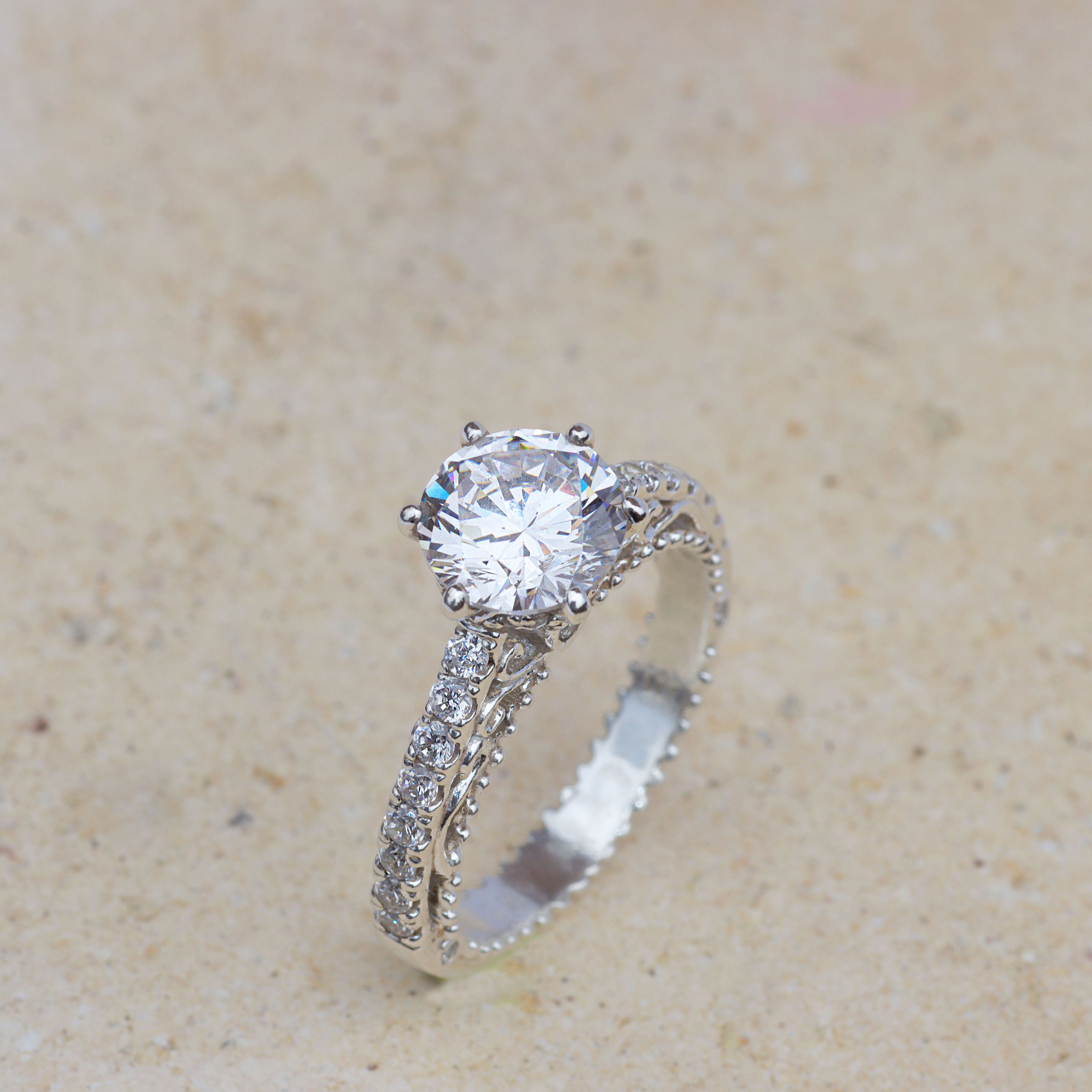 Queen ring with circular cut