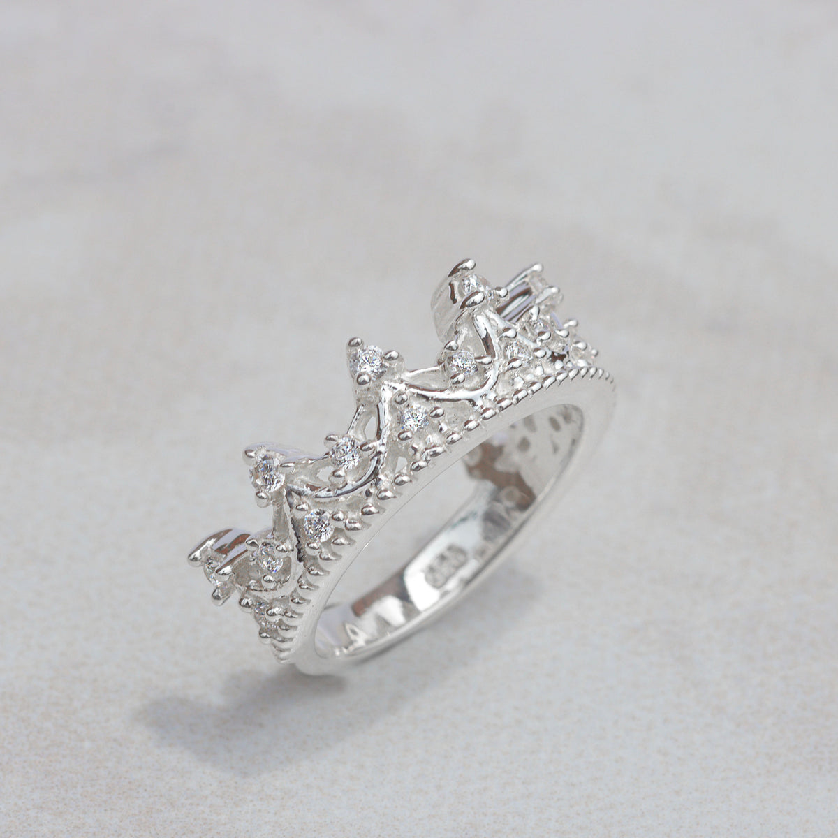 Crown ring with circular cut