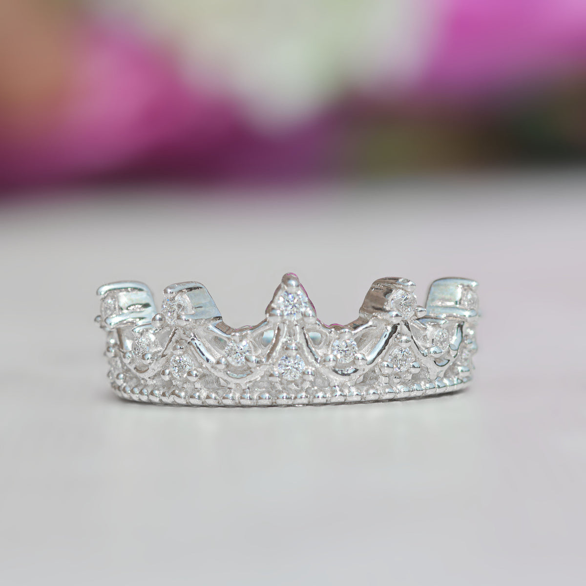 Crown ring with circular cut