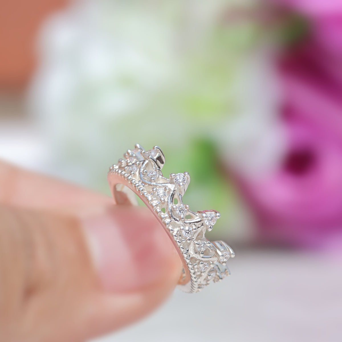 Crown ring with circular cut