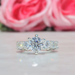 Cargue la imagen en el visor de la galería, Anillo solitario con corte garra circular