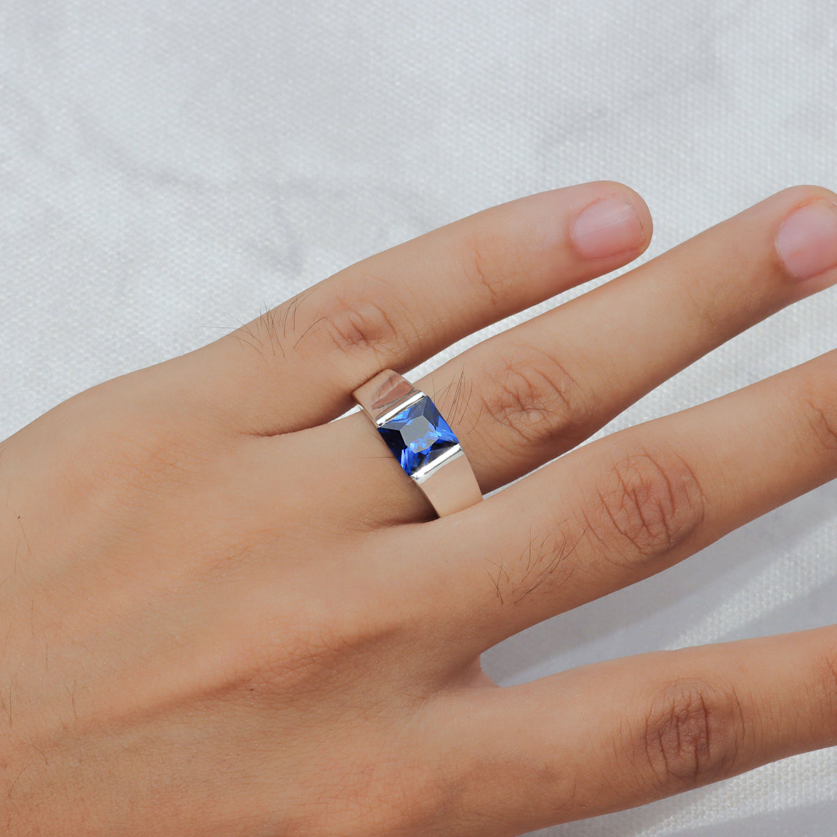 Anillo con piedra cuadrada en plata 950