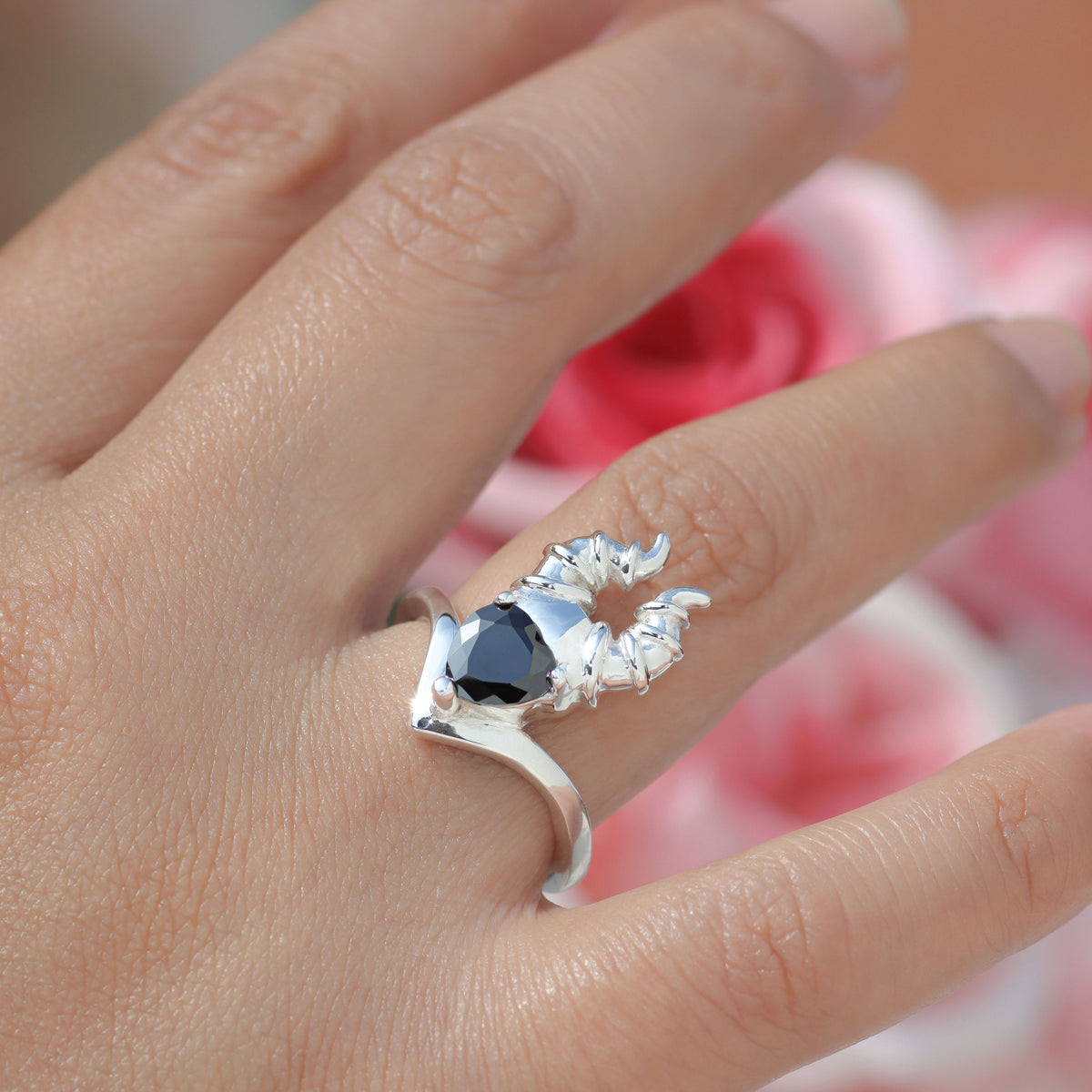 Anillo Maléfica con piedra corazón en plata 950