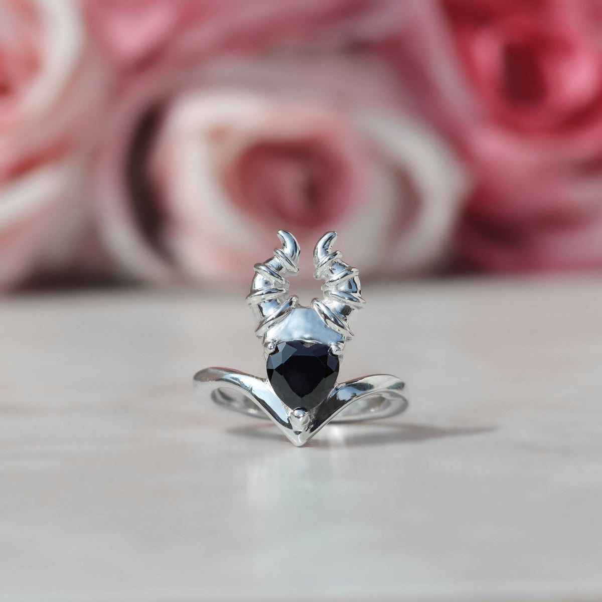 Anillo Maléfica con piedra corazón en plata 950