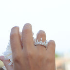Anillo de corona con piedra redonda en plata 950