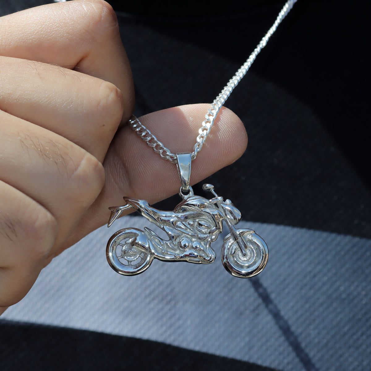 Collar de moto deportiva Z800 en plata 950