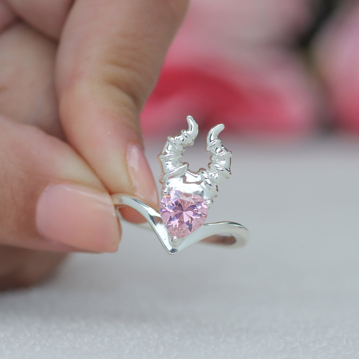 Anillo Maléfica con piedra corazón en plata 950