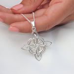 Cargue la imagen en el visor de la galería, Collar Nudo de bruja