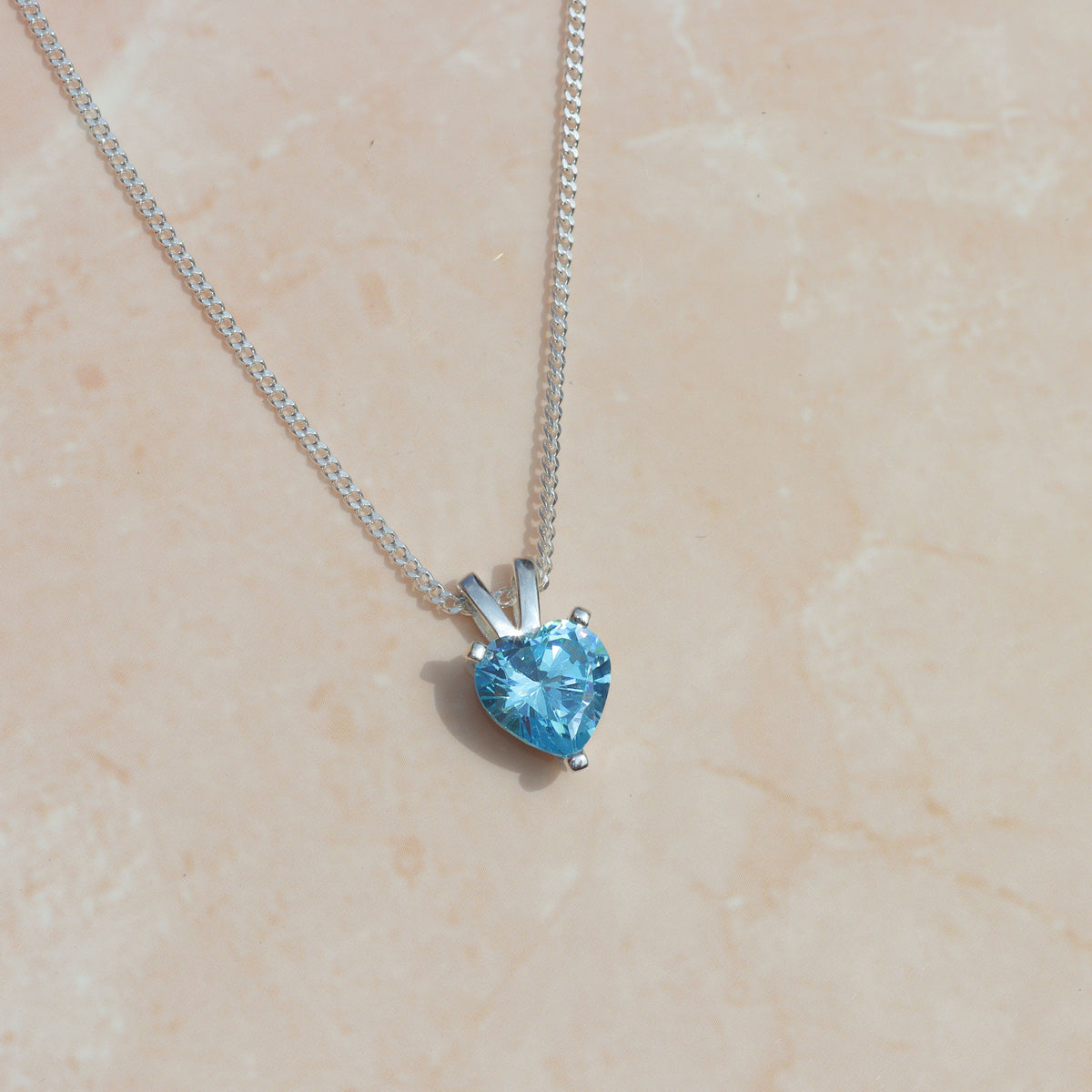 Collar de corazón con piedra en plata 950