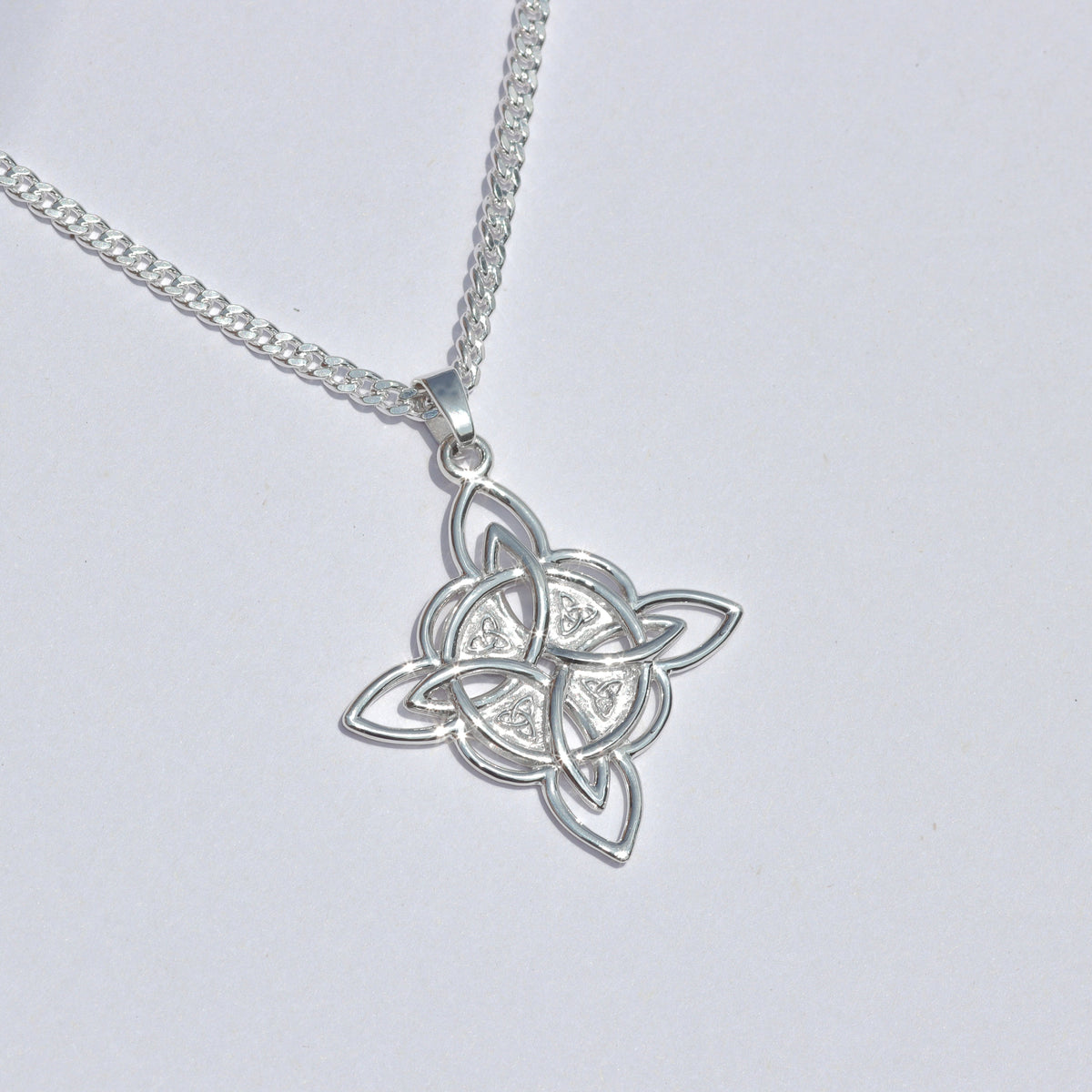 Collar nudo de bruja en plata 950 – amuleto de protección