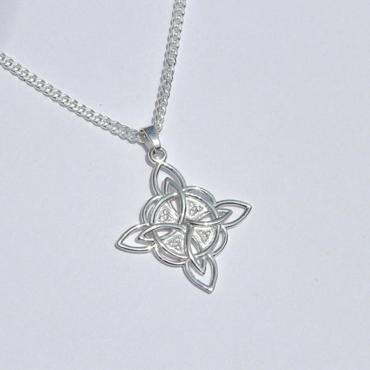 Collar nudo de bruja en plata 950 – amuleto de protección
