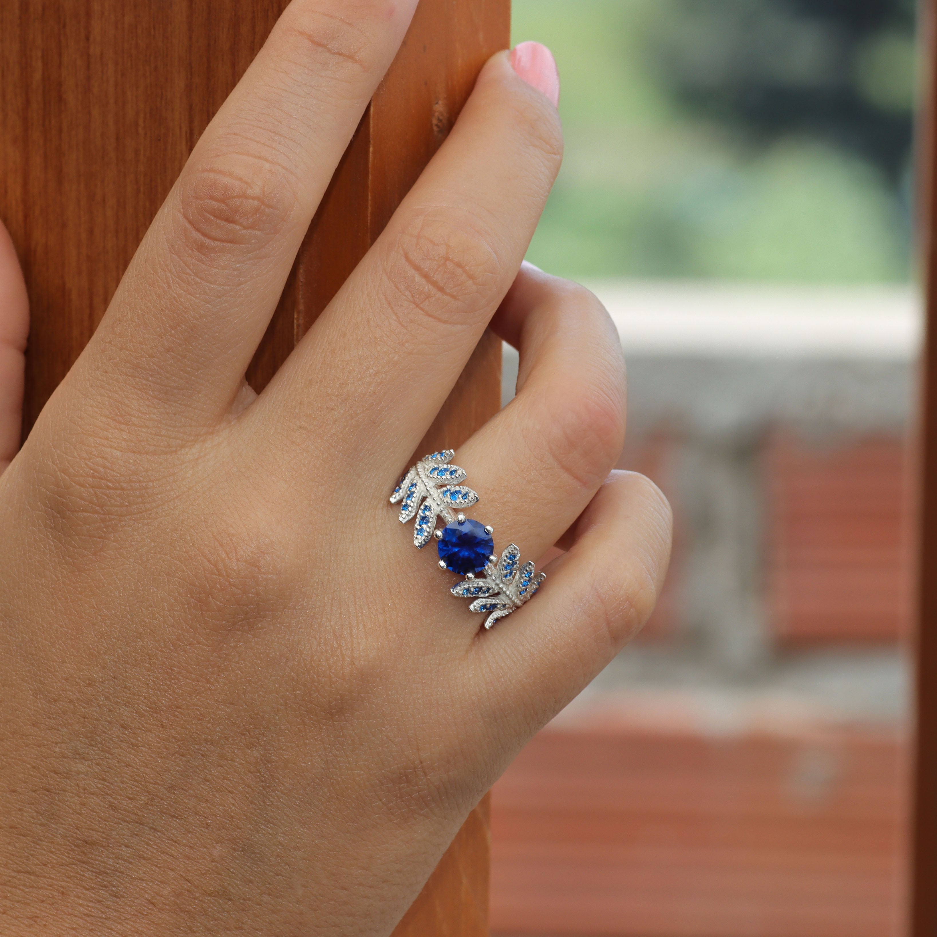Anillo con hojas y corte circular