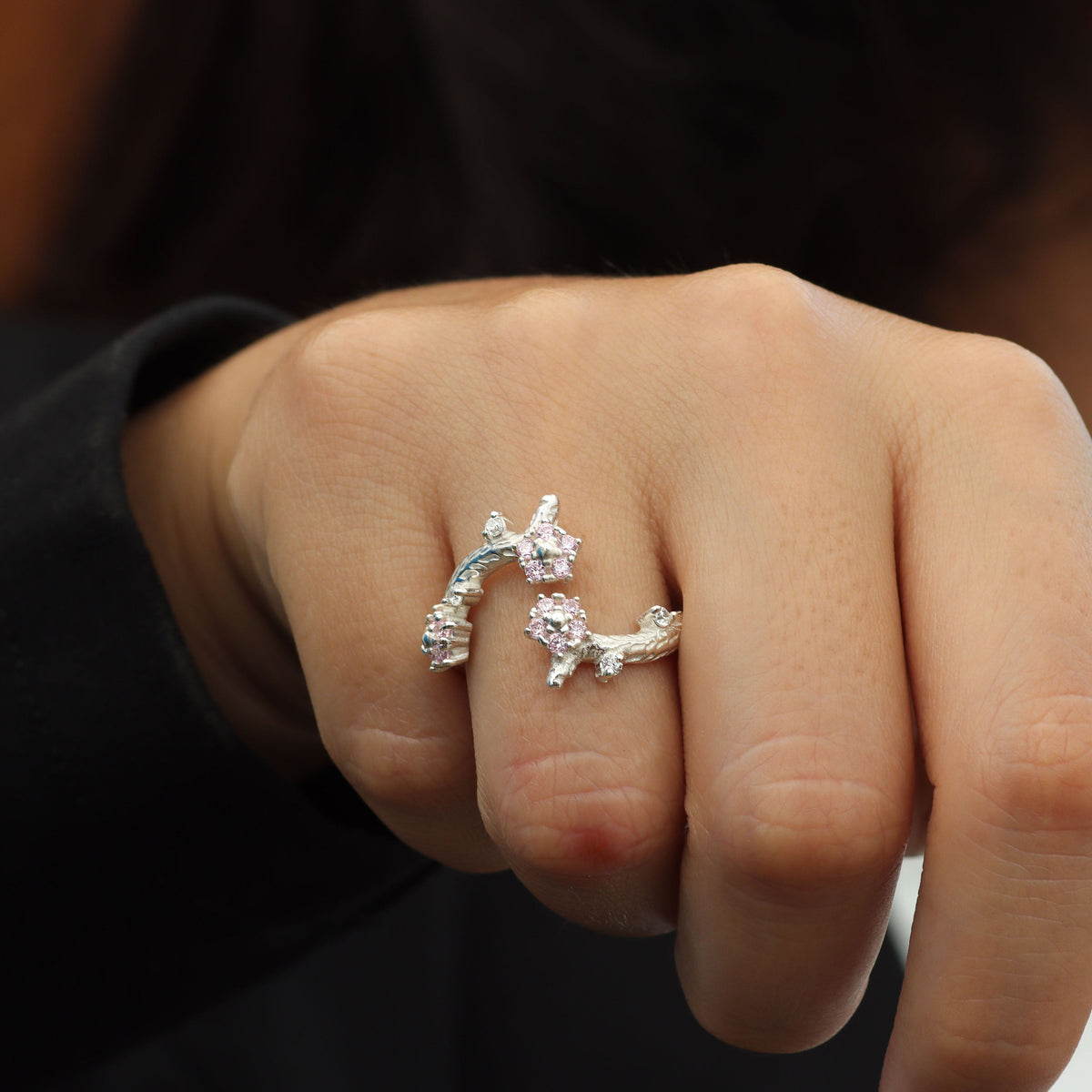 Anillo de flor y ramas con piedra en plata 950
