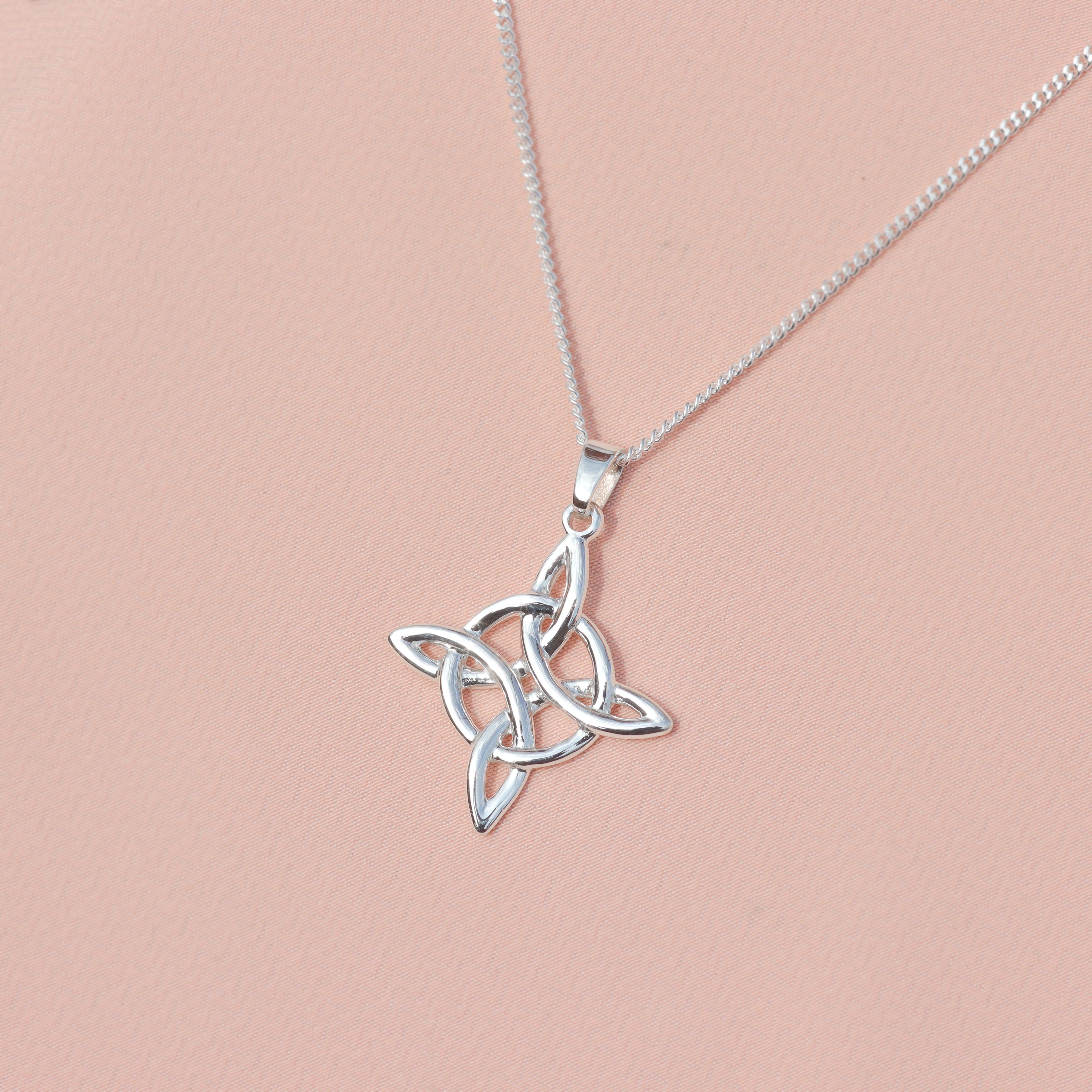 Collar nudo de bruja