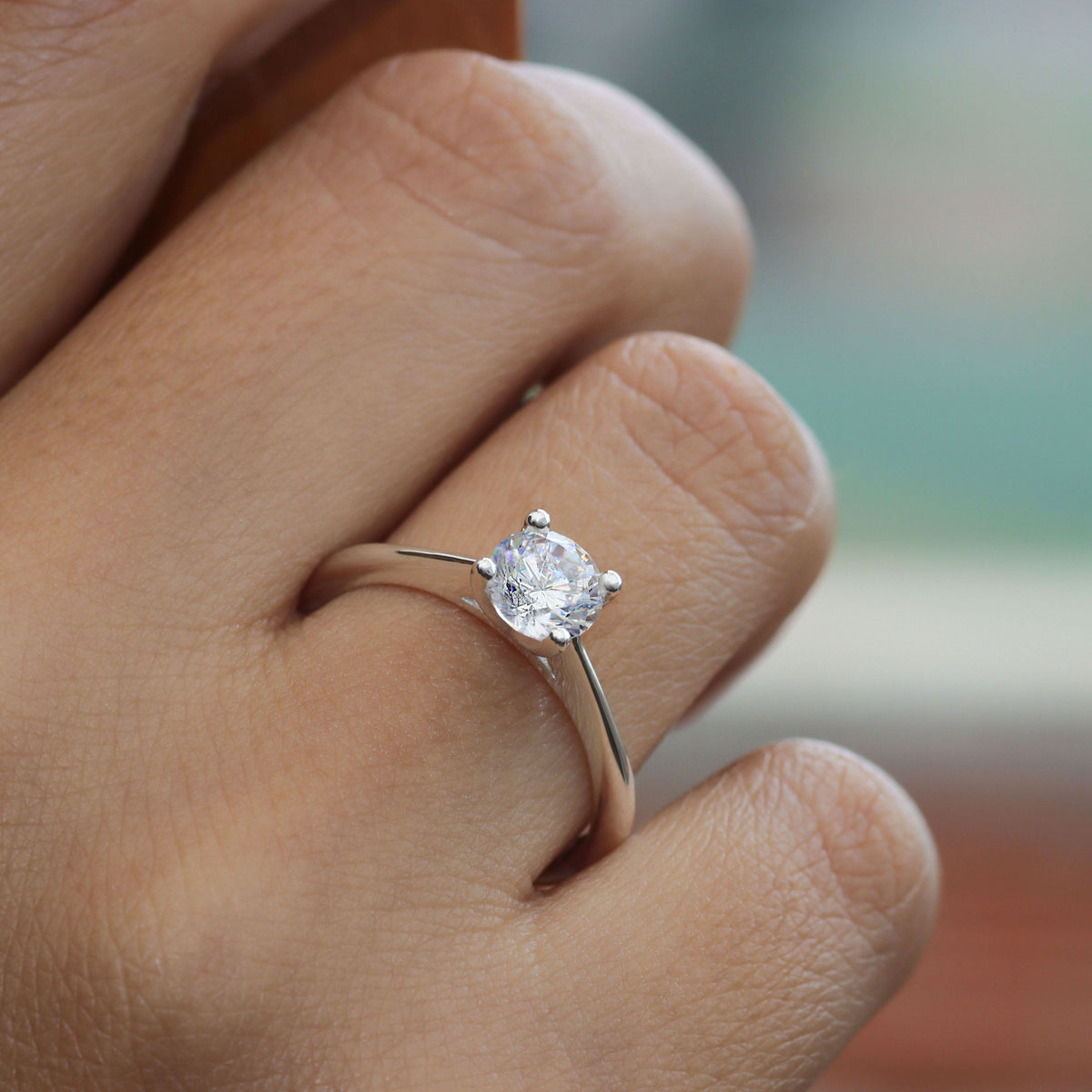 Anillo con piedra redonda en plata 950