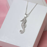 Cargue la imagen en el visor de la galería, Collar caballito de mar con corte circular