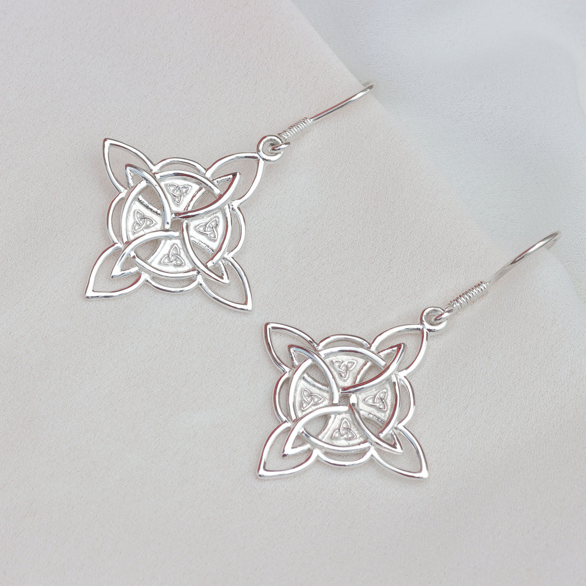 Aretes nudo de bruja en plata 950