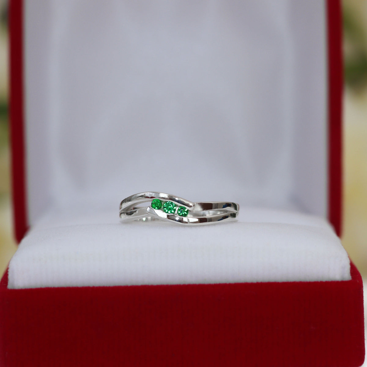 Cross band ring with circular cut