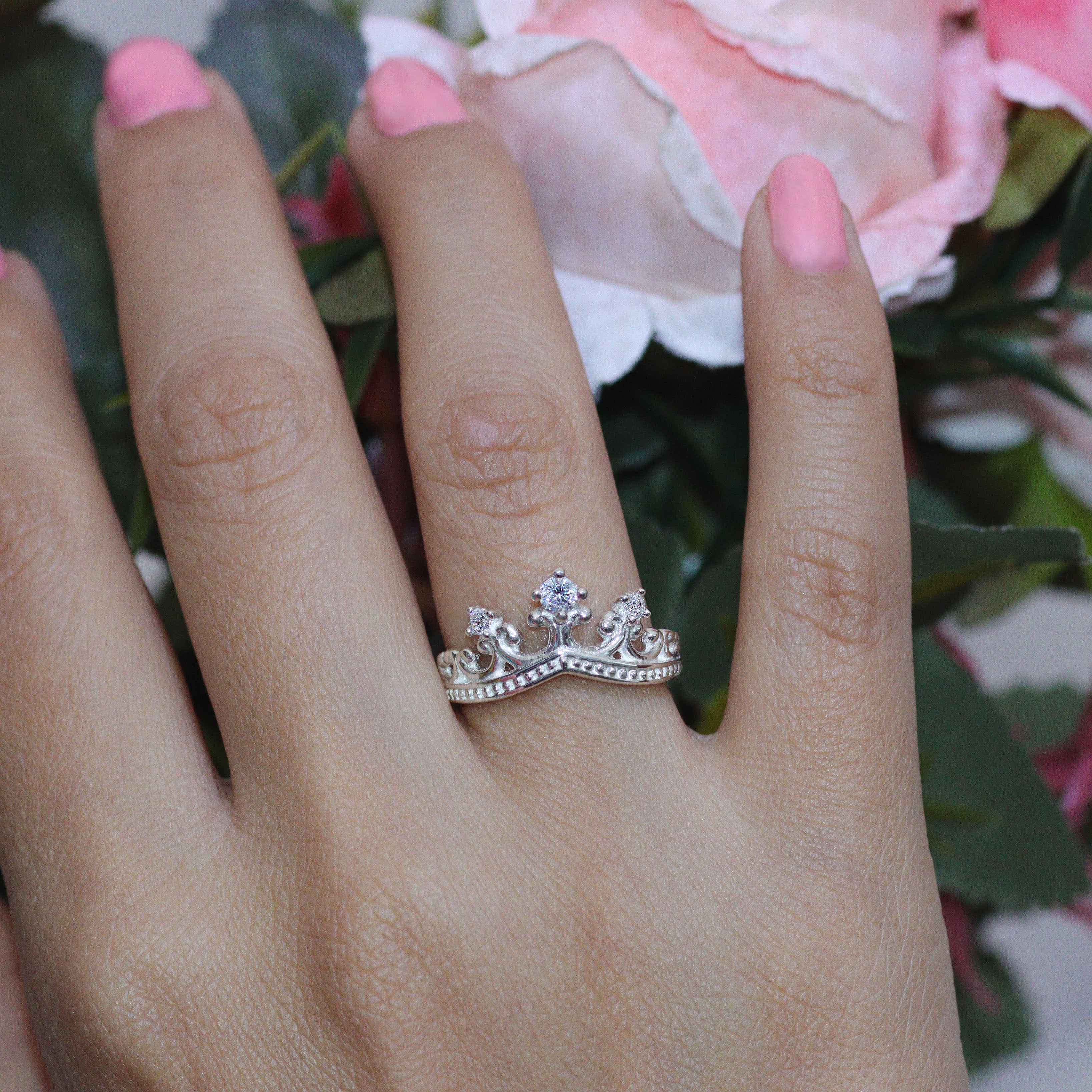 Crown ring with circular relief