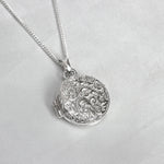 Cargue la imagen en el visor de la galería, Collar relicario circular con ramas