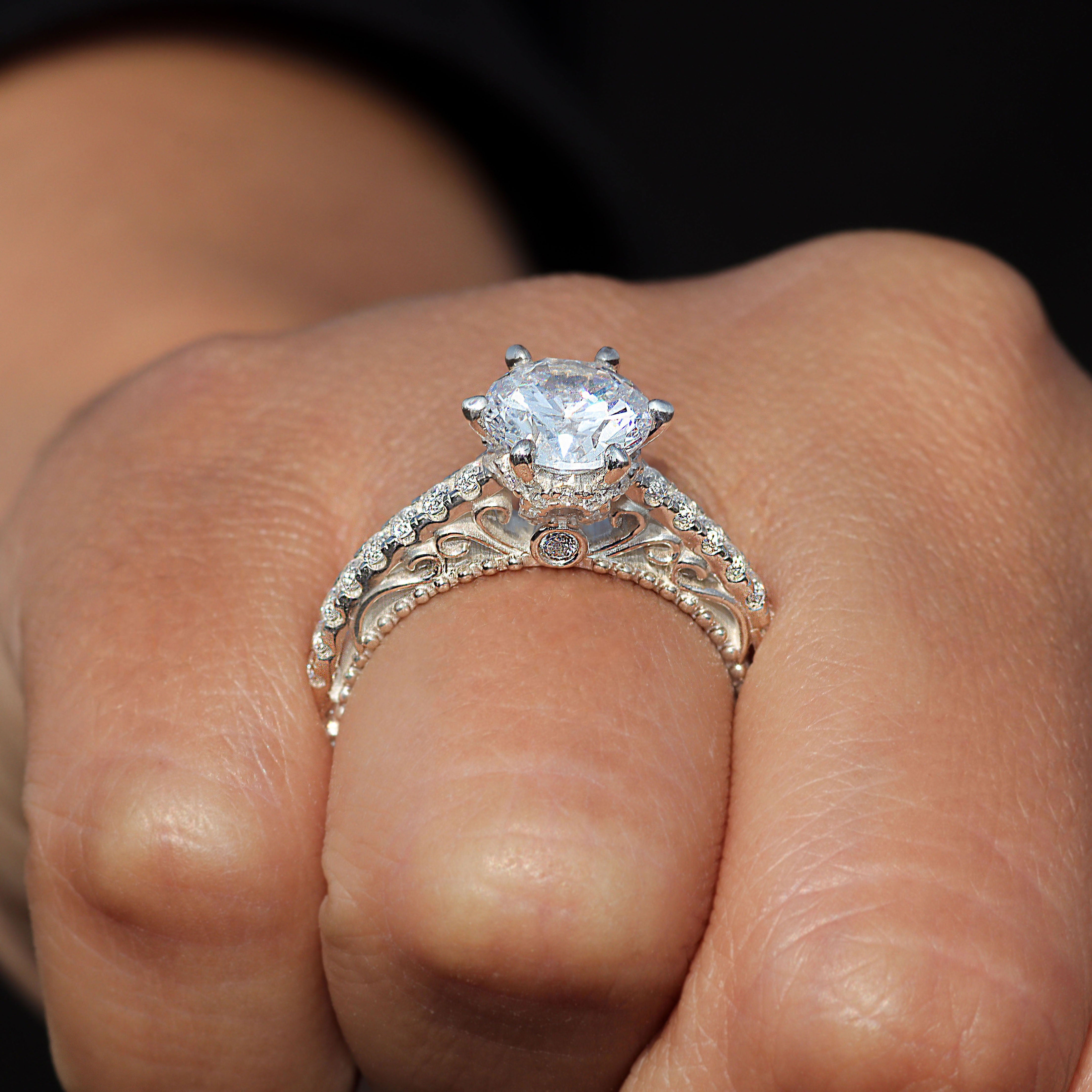 Queen ring with circular cut