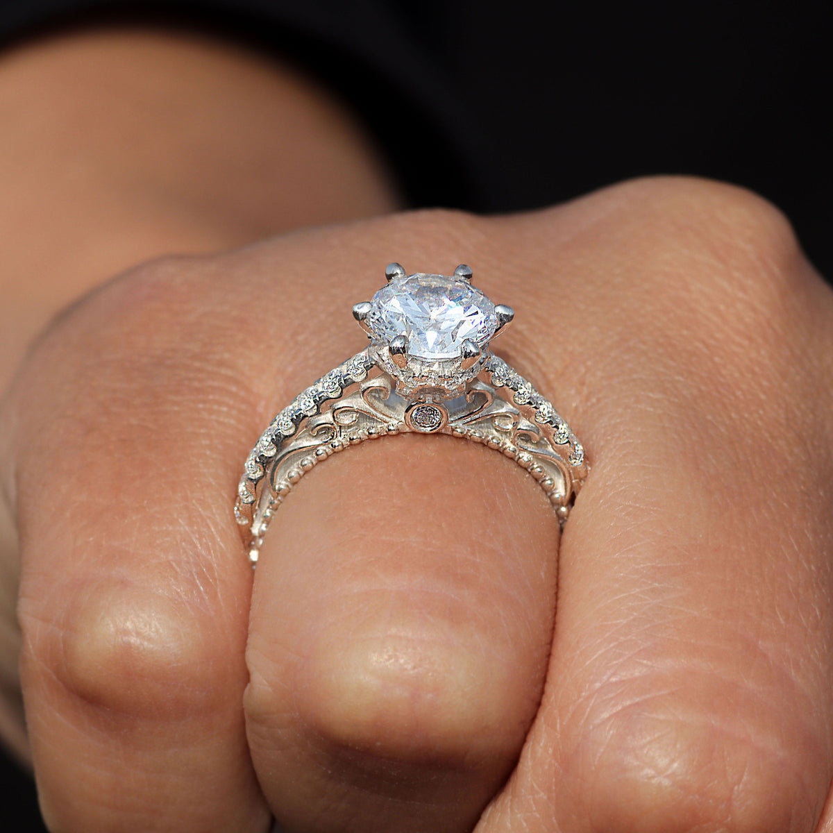 Anillo reina con piedra redonda en plata 950