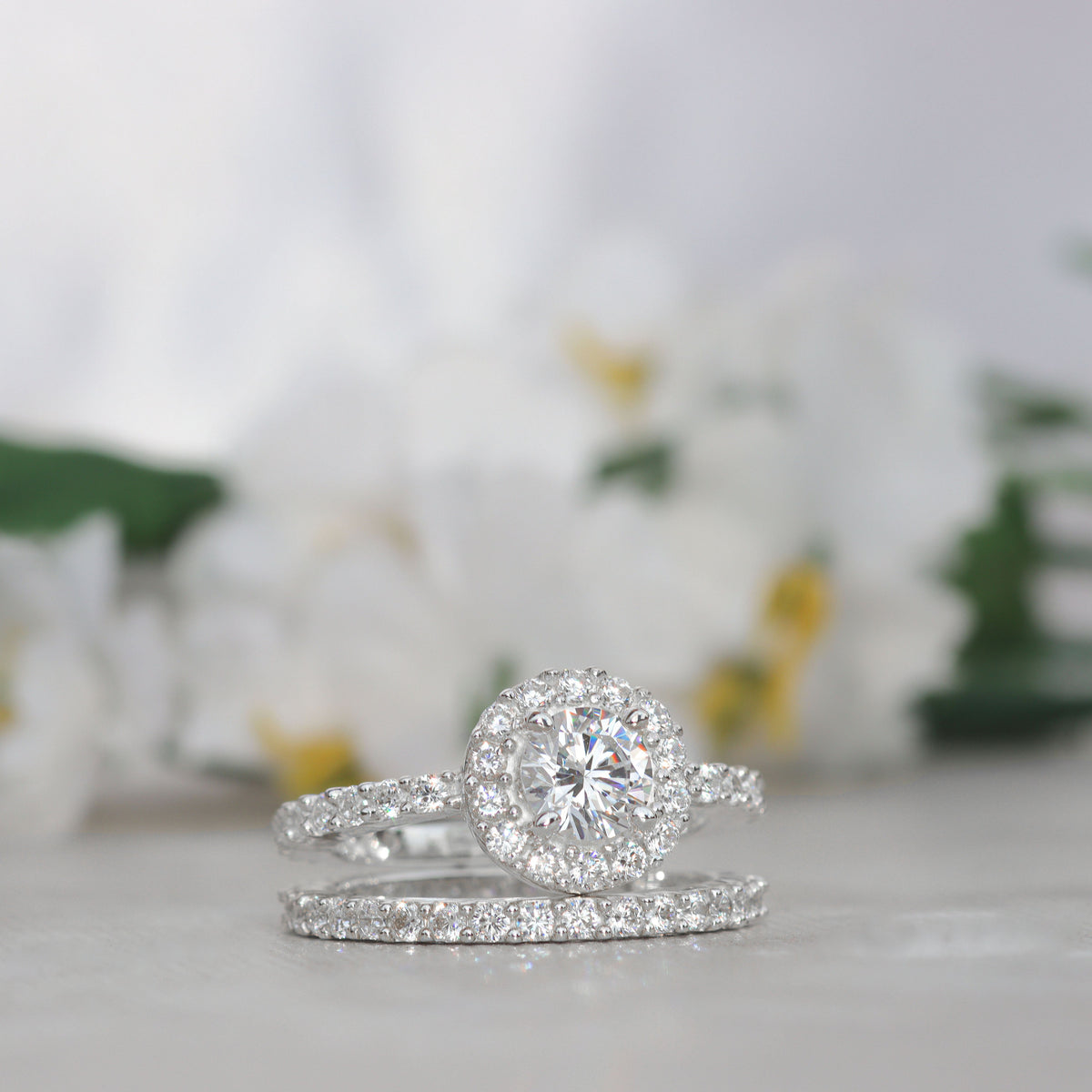 Anillo con piedra blanca en plata 950 – White Cut