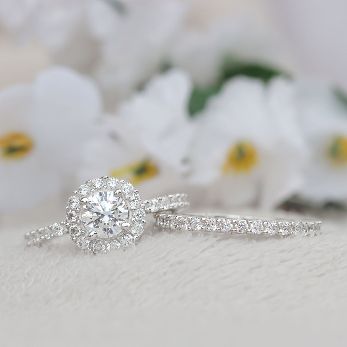 Anillo con piedra blanca en plata 950 – White Cut