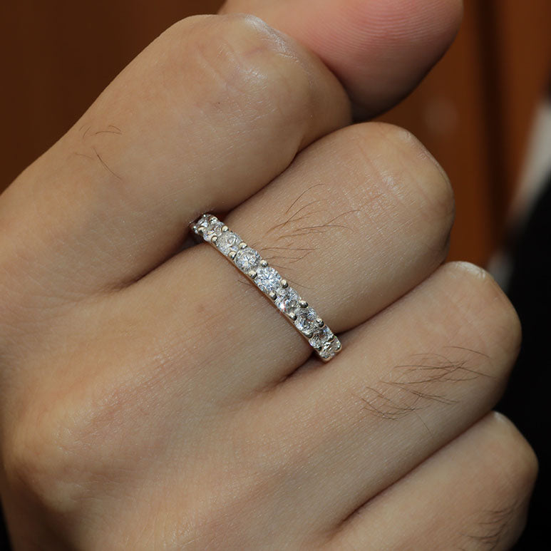 Solitaire ring with circular cut
