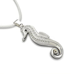 Cargue la imagen en el visor de la galería, Collar caballito de mar con corte circular