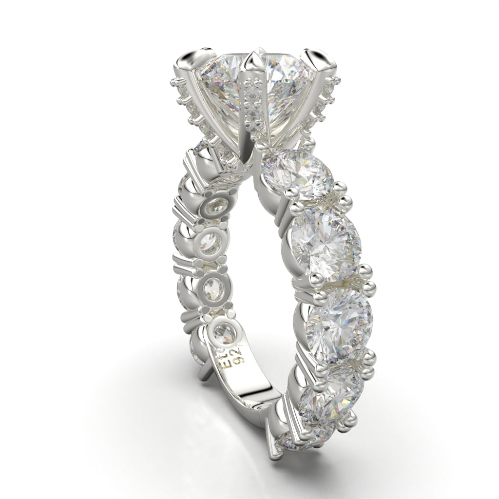 Solitaire ring with circular claw cut