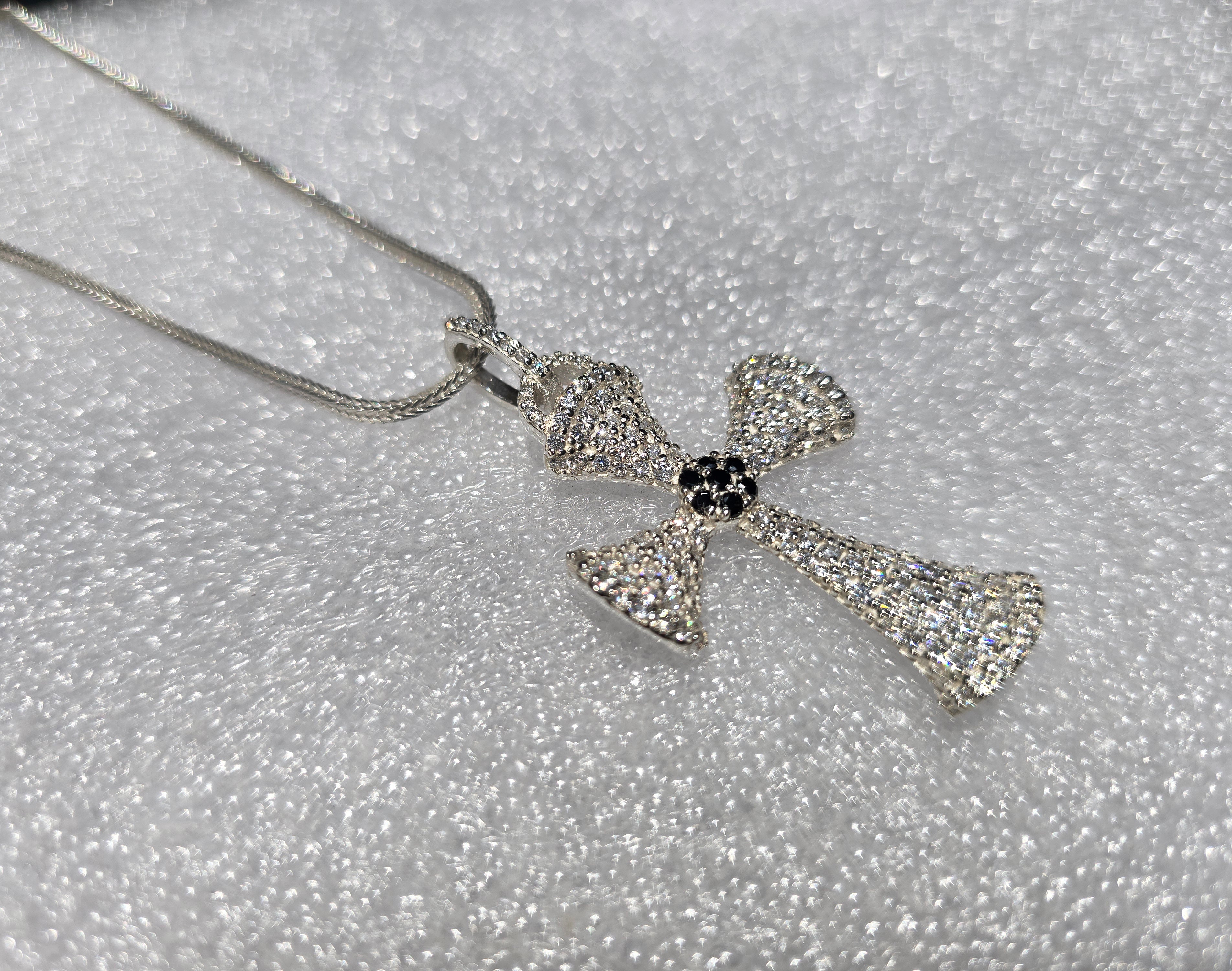 Collar Cruz con corte circular