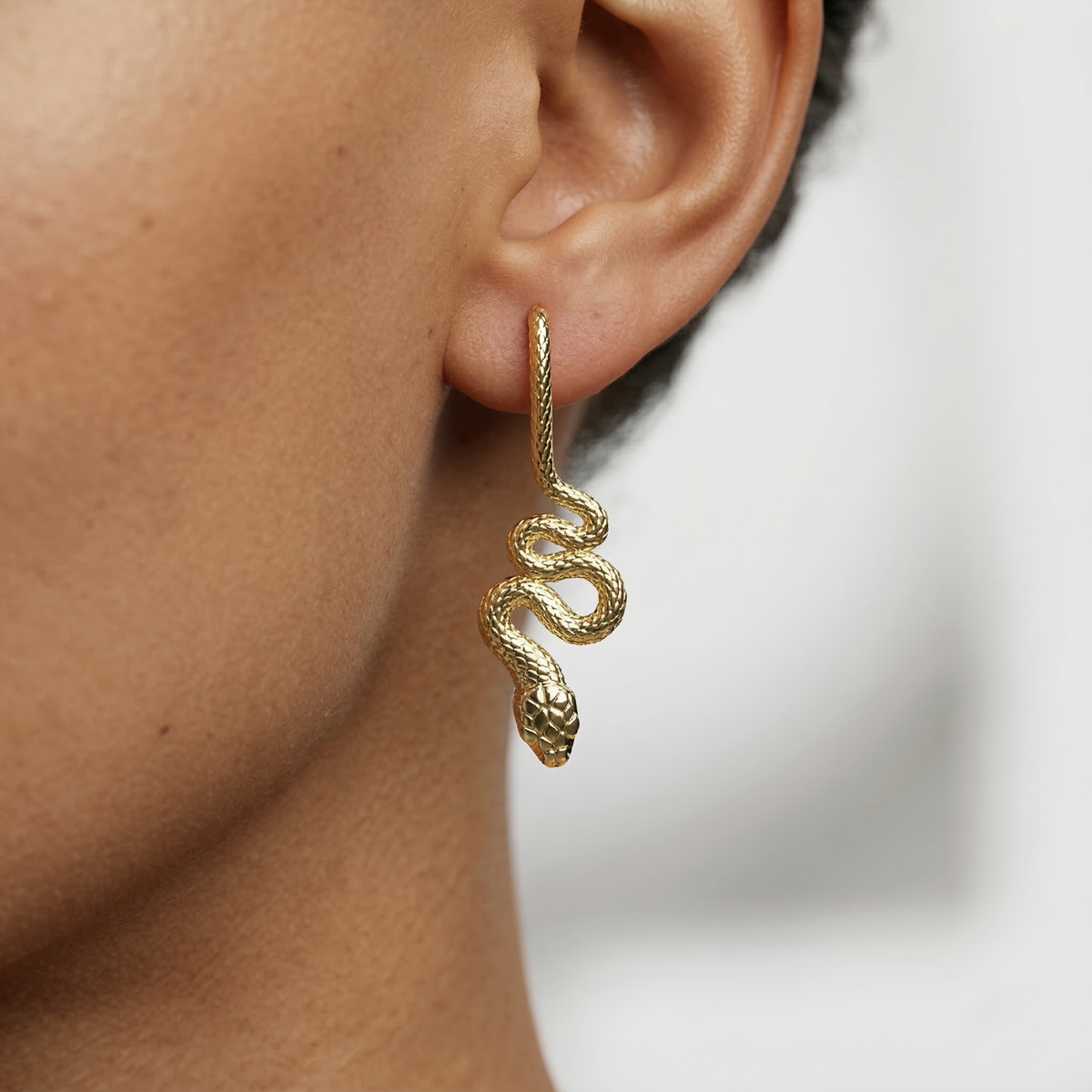 Aretes de Plata 950 artesanales puestos en modelo — joyería hecha a mano en Perú — Luya Joyería