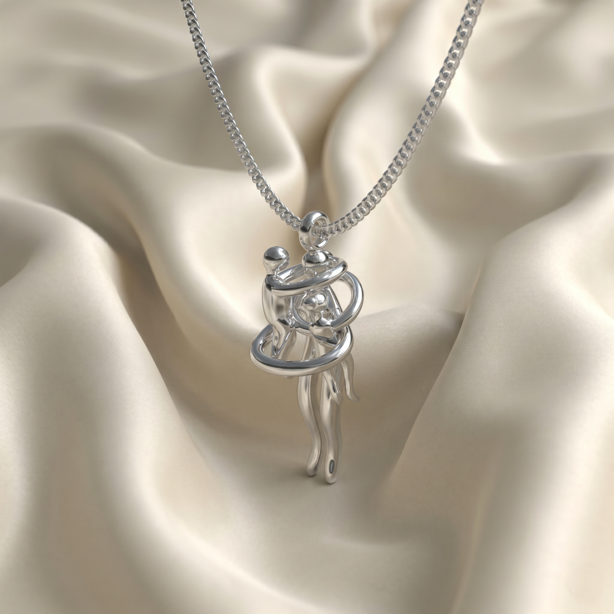 Detalle del dije Abrazo Eterno de Mamá en Plata 950 artesanal sobre fondo neutro — Luya Joyería Perú