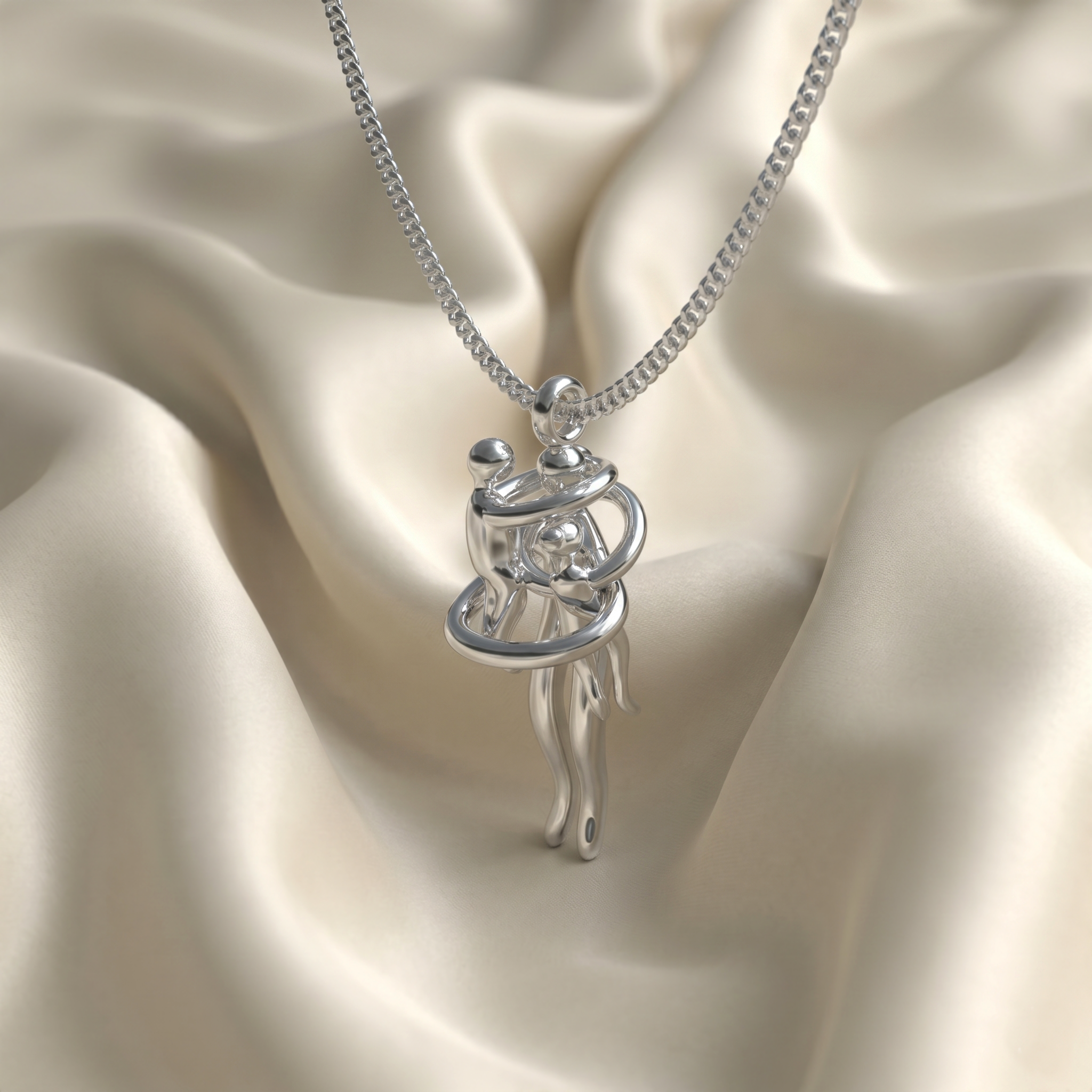 Detalle del dije Abrazo Eterno de Mamá en Plata 950 artesanal sobre fondo neutro — Luya Joyería Perú