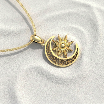 Collar Sol y Luna en Plata 950 sobre fondo blanco, dije centrado, vista frontal — Luya Joyería Perú