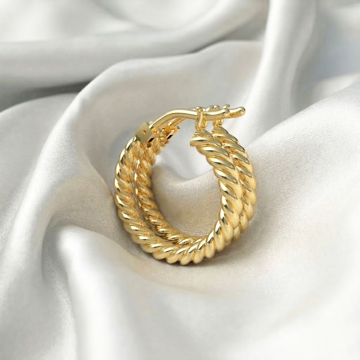 Aretes de plata 950 cuerda clásica puestos en modelo mujer — joyería artesanal hecha a mano en Trujillo, Perú
