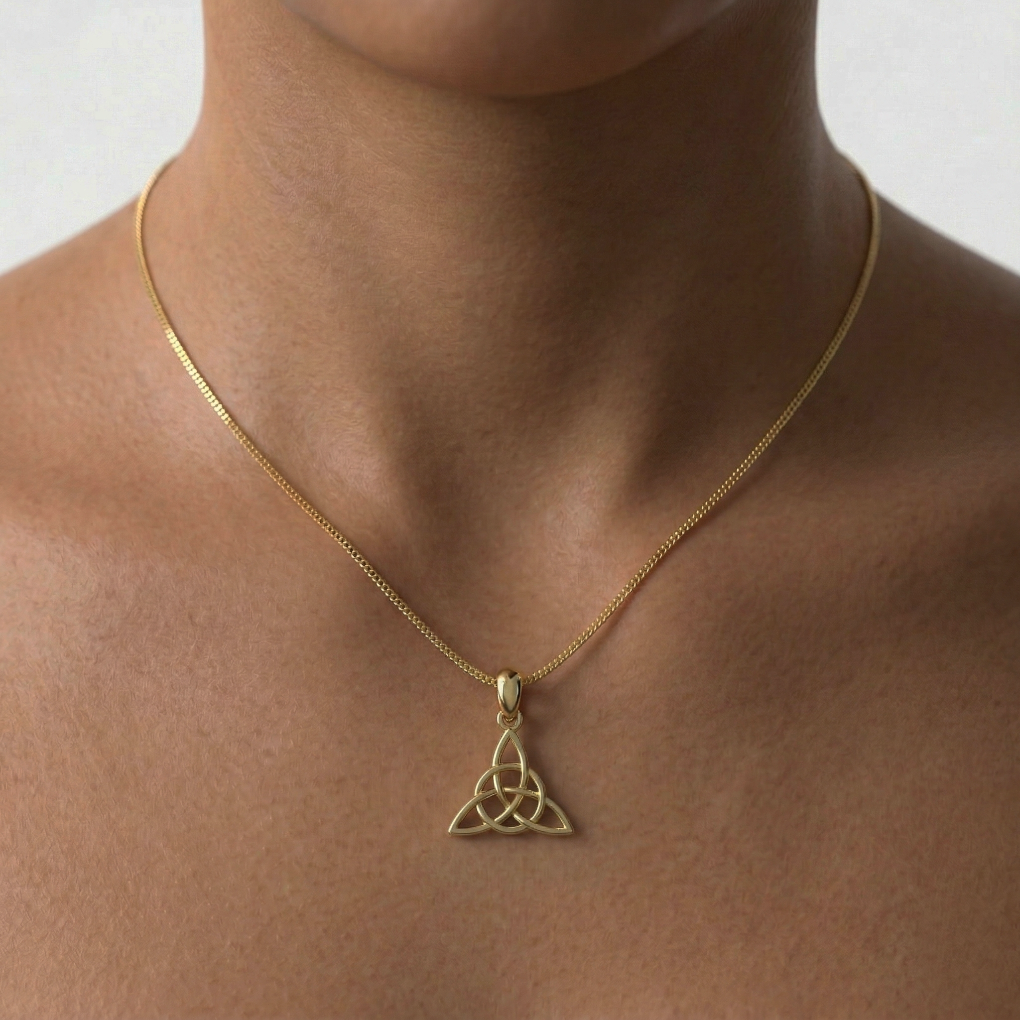 Collar Triqueta nudo celta hecho a mano puesto en mujer, Plata 950 — Luya Joyería Perú