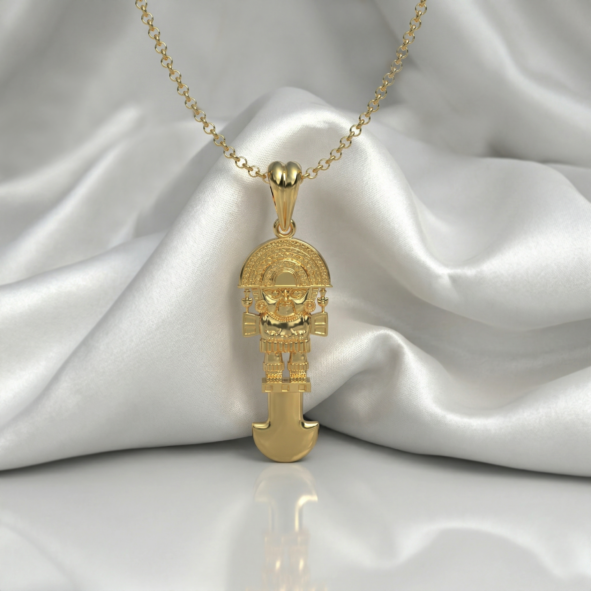 Mujer luciendo collar de Tumi en Plata 950 de Luya Joyería Perú