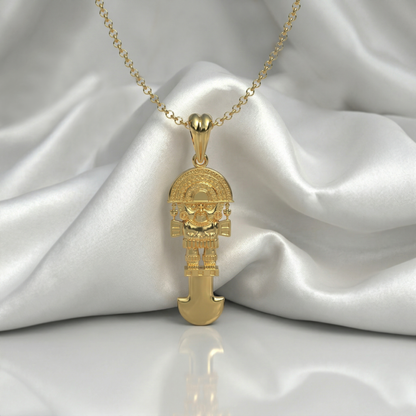 Mujer luciendo collar de Tumi en Plata 950 de Luya Joyería Perú