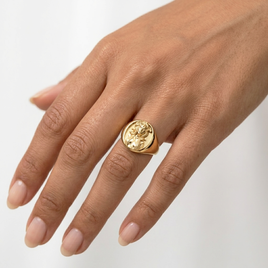 Anillo de Medusa Plata 950 bañado en Oro 24k usado en la mano, joyería hecha en Perú — Luya