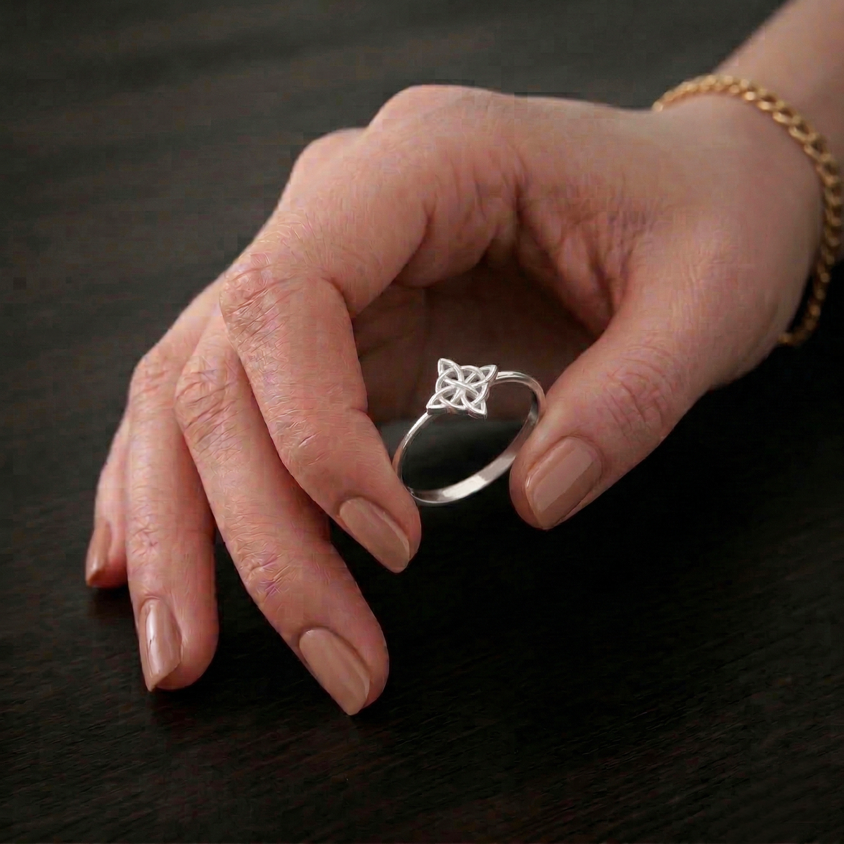 Anillo nudo de bruja en plata 950 y baño de oro 18k